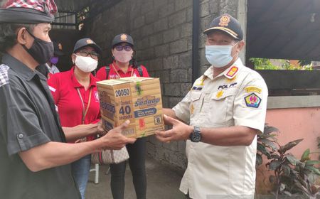 Ini Baru Keren! Tim Yustisi Denpasar Bagikan Paket Sembako ke Pelanggar PPKM