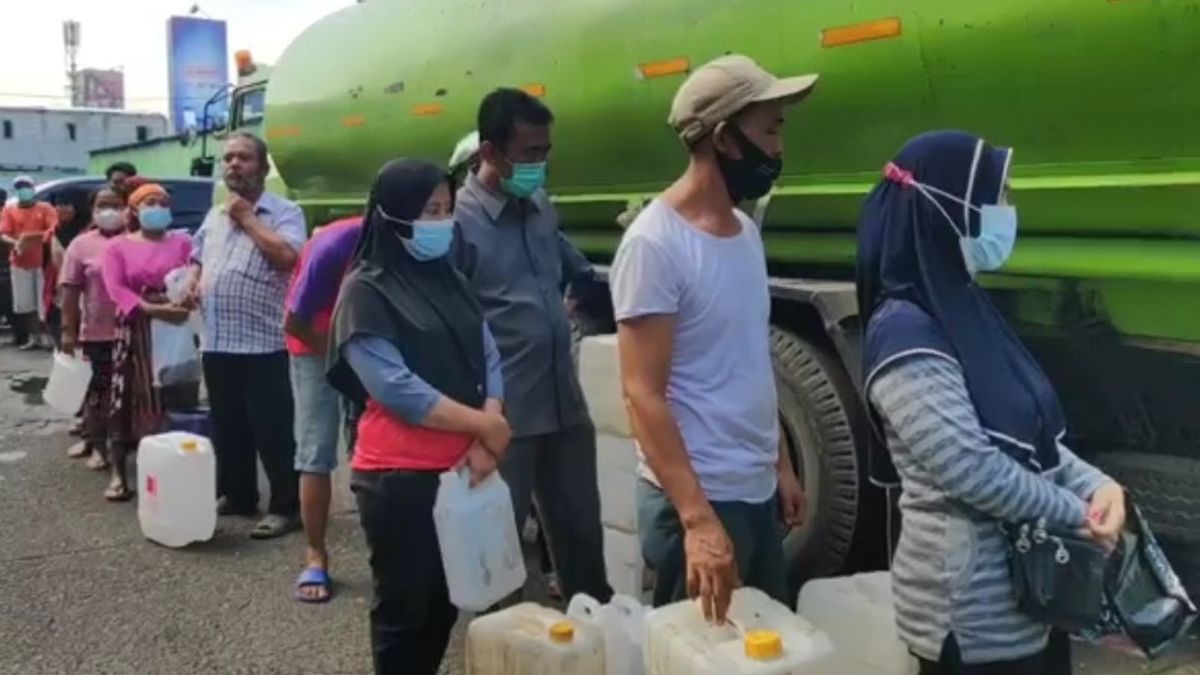 Warga Rela Antre Berjam-jam Demi Minyak Goreng Murah di Pasar Kramat Jati, Sekali Beli 15 Liter Sekaligus