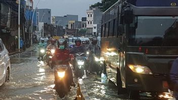 Traffic On Jalan Jatinegara Barat Is Clogged Due To Overflow Of Ciliwung River Water