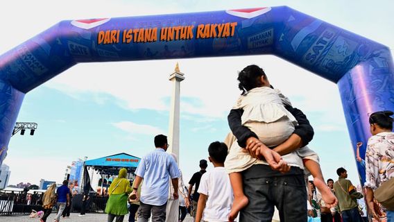 Shopping Coupons Ease the Burden of the Community in the People's Bazaar at Monas