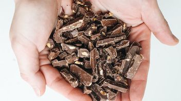 除了用作健康零食外，黑巧克力也被证明可以克服一些头发问题