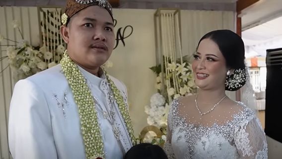 Congratulations! Nopek Novian Officially Married To His Lover