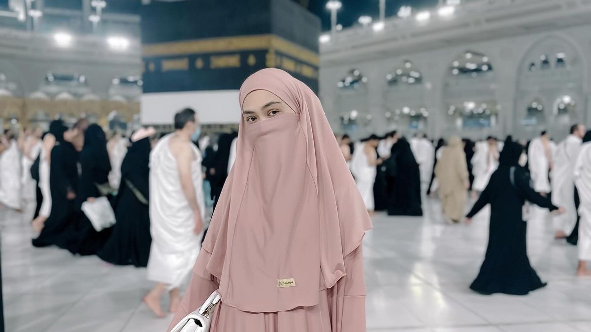Warganet Hujat Ria Ricis Who Uploads Photos Of Kissing Kaaba