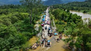 홍수로 인해 Trans Sulawesi 도로가 마비됨