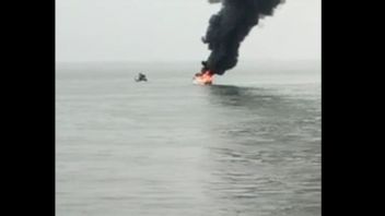 قارب سريع يشتعل فيه النيران في تاراكان كالتارا