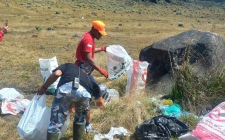 TNGGP Turunkan 1 Ton Sampah dari Puncak Gunung Gede Pangrango