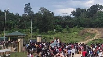 Police Secure Demonstration Of Jelai Hulu Residents At Palm Oil Company Office
