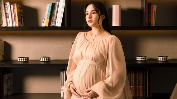 Enceinte de son premier enfant, découvrez 5 photos de Chelsea Islan qui transpirent l'aura de la maternité