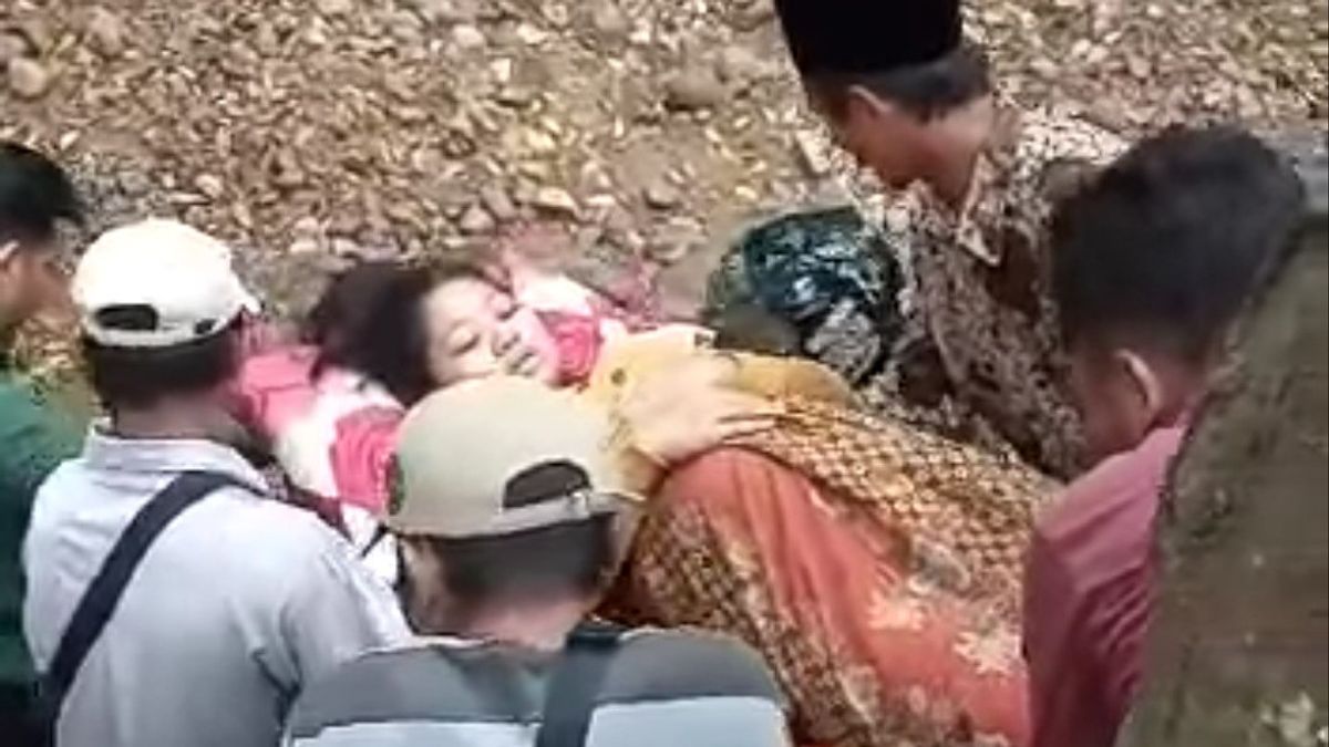 Mothers Who Want To Give Birth Must Be Carried On A Stretcher Through A Steep Path In Mulyorejo Jember