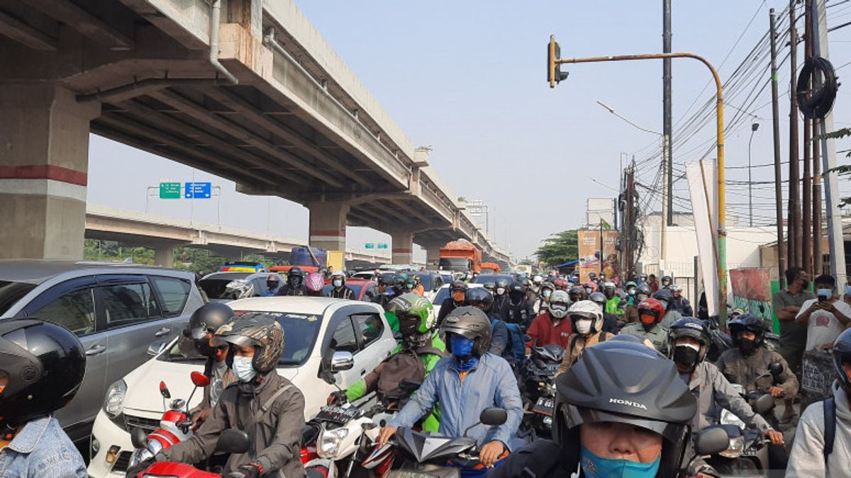 Situasi di Jalan Raya Kalimalang  Senin Pertama PPKM Darurat Macet, Masih Ada yang Coba Merayu Petugas