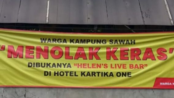 Akhlak bisa memudar, Warga Pasang Panuk Tolak Helen's Live Bar di Hotel Srengseng Sawah