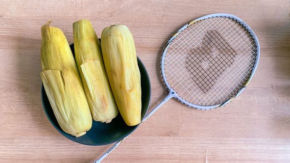 Firli Gets A Badminton Racket Gift And 3 Boil Corn From IM 57+ Institute, Meaning?