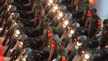 国防部长普拉博沃在东爪哇协助100辆巴宾萨作战车辆