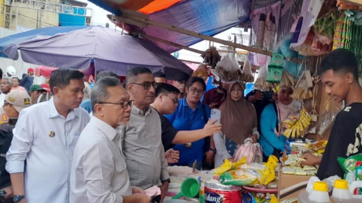 Blusukan ke Pasar Mardika Ambon, Mendag Zulhas Dapati Harga Cabai Keriting Rp70 Ribu per Kg