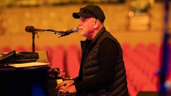 Ne pas entendre sa propre voix, Billy Joel essaie de chanter comme tout autre chanteur