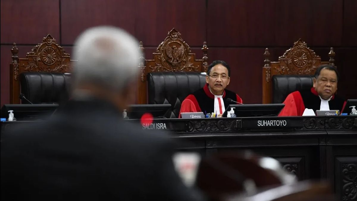 佐科威四位部长出席今天的宪法法院会议