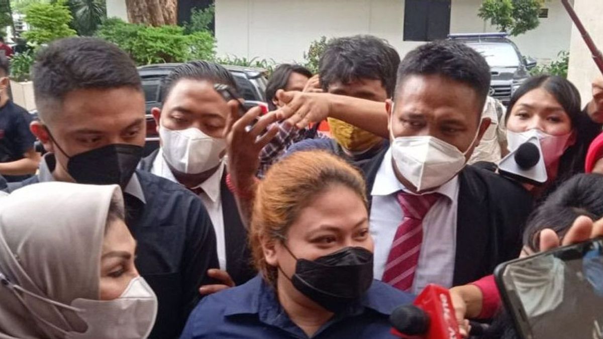 <i>Breaking News</i> Pengacara Sebut Olivia Anak Nia Daniaty Jadi Tersangka Kasus Penipuan CPNS