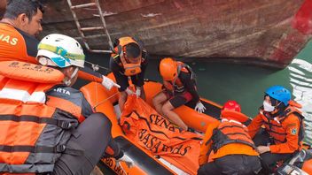 The Crew Of The Fishing Boat That Sank In The Waters Of Muara Baru Were Found By The Joint SAR Team