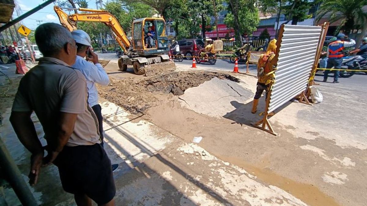 Aspal Pasar Kembang Surabaya ‘Meledak’ Terangkat Dampak. Proyek Pipa PDAM