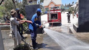 Petugas Bersih-bersih Sekolah di Boyolali Imbas Hujan Abu Erupsi Gunung Merapi 