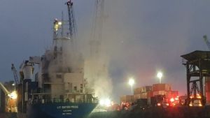 Kapal Kontainer Terbakar di Tanjung Perak Surabaya
