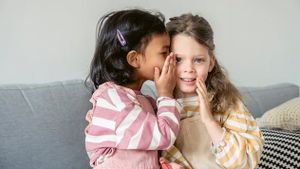 6 Respon Orang Tua Menanggapi Perilaku Anak yang Suka Mengumpat