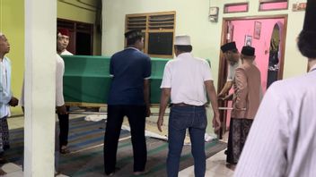 葬儀場に到着したグチ・テガルのバス事故の犠牲者の遺体は、タンゲランの家族によって直接埋葬されました
