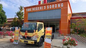 Dukung Pendidikan Vokasi, KTB Serahkan Truk Fuso ke SMK di Papua Barat Daya