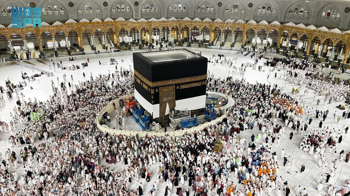 Jelang Musim Haji 1446 Hijriah, Penutup Ka'bah Dinaikkan