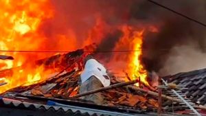 Empat Anak Jadi Korban Kebakaran Bukit Duri, Rano Karno Janjikan Bedah Rumah dan Relokasi