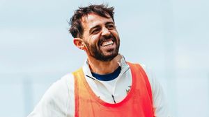 Pep Guardiola montre à Bernardo Silva le nouveau capitaine de Manchester City