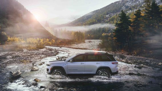 Jeep Umumkan Harga Resmi Grand Cherokee 4xe di Thailand, SUV Tangguh yang Ramah Lingkungan