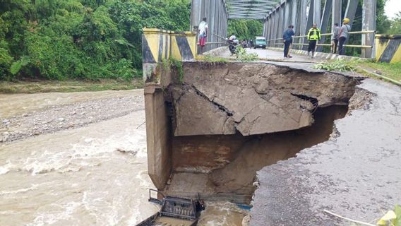 Longsor di Papua Barat, Akses Jalan Putus dan Mobil Jatuh ke Sungai