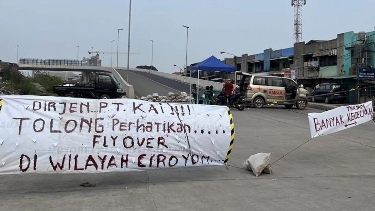 조금만 기다려주세요! Ciroyom Bandung Flyover는 아직 건설 중이므로 아직 건널 수 없습니다.