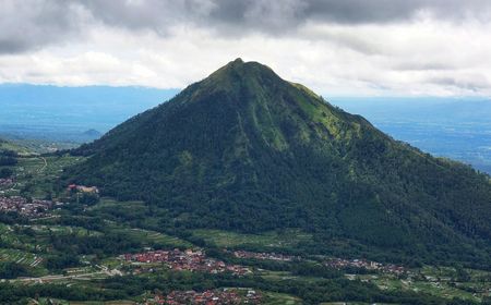 Pendaki Ini Lagi Dicari Gara-gara Nyalakan Flare di Puncak Gunung Andong