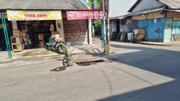 Le grand trou à Surya Kencana Pamulang cause de la congestion, observateurs : les citoyens peuvent demander des droits