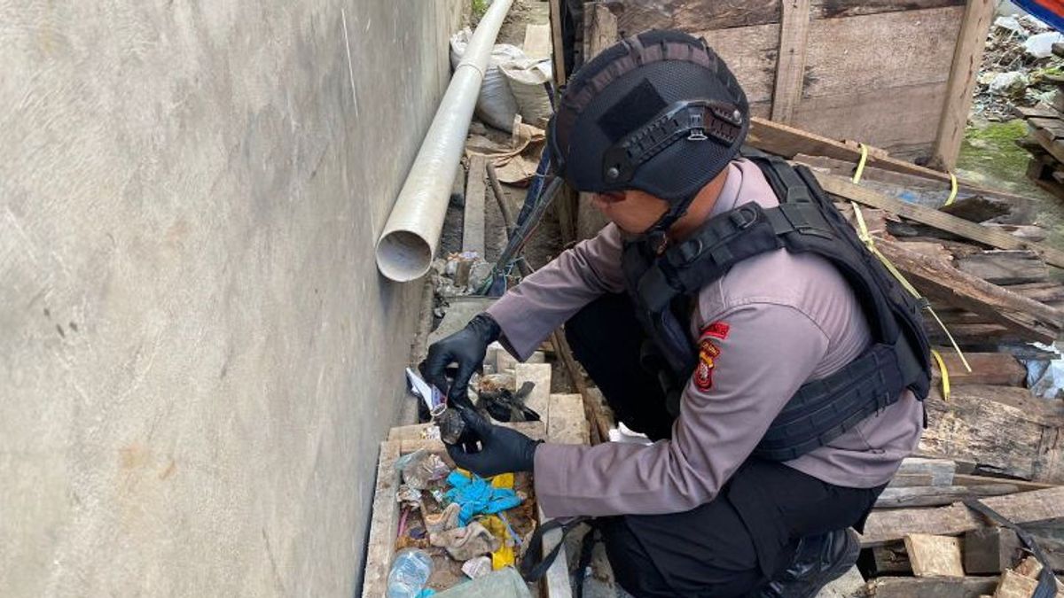 The West Kalimantan Regional Police Immediately Destroyed The Finding Of Active Grenades In The Warehouse Of Kubu Raya