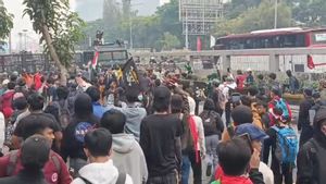 Saat Ricuh, Massa Demo di DPR Sempat-sempatnya Kibarkan Jolly Roger Straw Hat Pirates