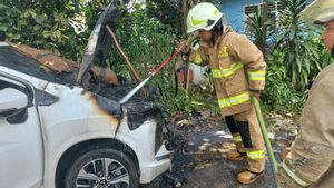 Xpander Putih Terbakar Akibat Rambatan Api Tumpukkan Sampah di Komplek TNI AU Halim