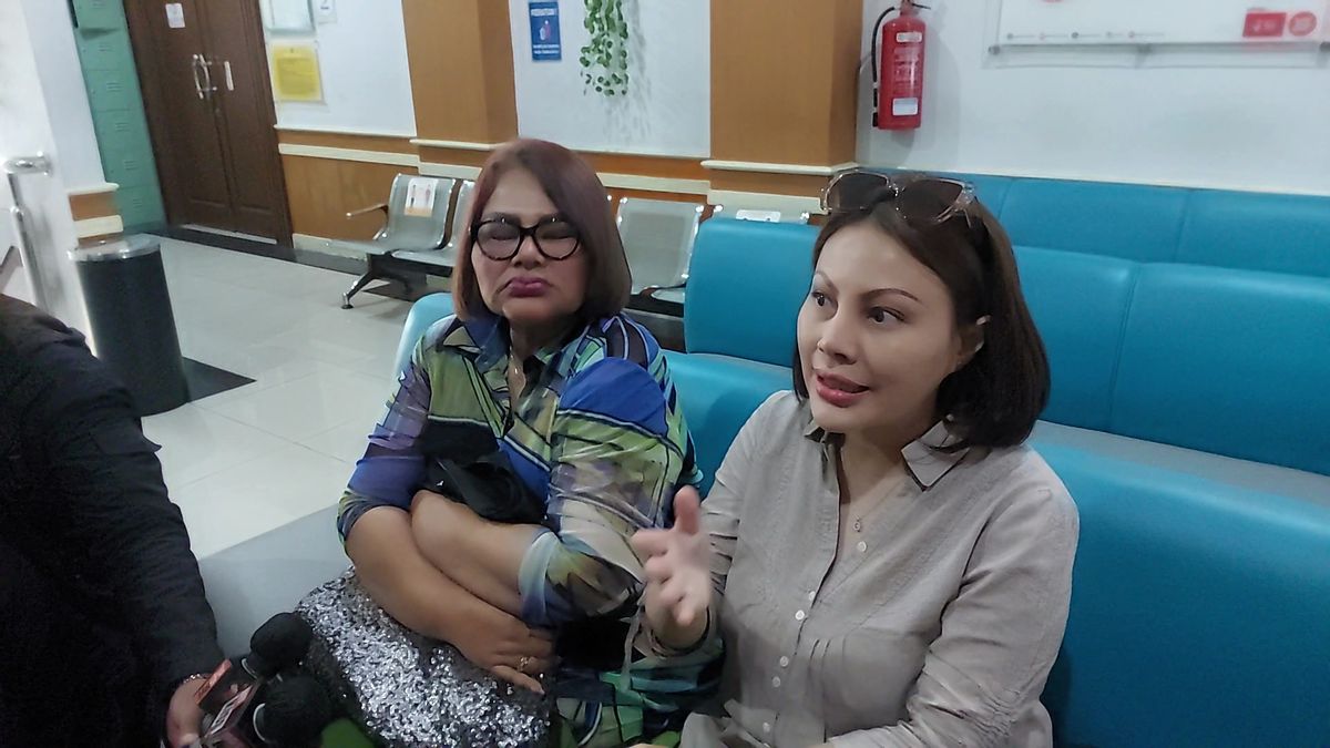 Insistently Asking For Custody, Mrs. Virgoun Admits She Is Not Strong To See Inara Rusli Beating Her Child