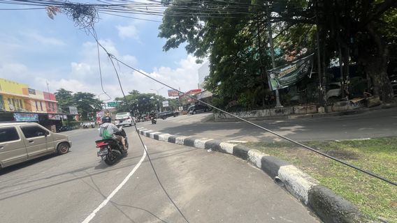 Kabel Udara Membentang di Jalan Ciledug Raya, Pemkot Tangerang ‘Colek’ PLN dan Telkom
