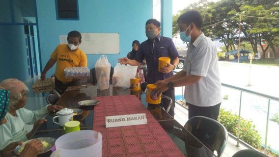 'Kadang Nasi yang Dimakan Lansia-Anak Yatim Piatu Diberi Garam Supaya Ada Rasanya,