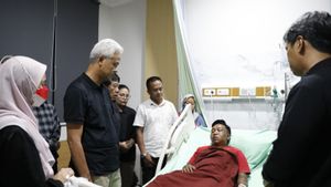 Temani Ganjar Jenguk Relawan Korban Penganiayaan TNI, Atikoh Menangis