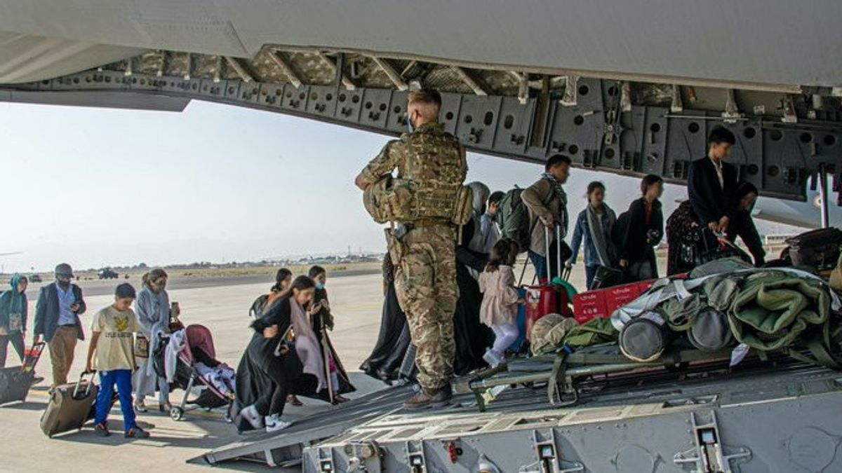 Mantan Koki Kedutaan Besar Inggris Memohon PM Boris Johnson untuk Mengevakuasi Keluarganya dari Afghanistan