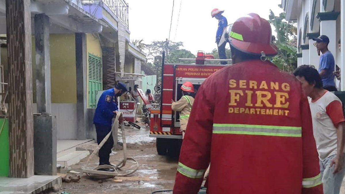 无缘无故地愤怒，Serang Banten的男人用砍刀威胁妻子，邻居的头被砍伤，房子被烧毁