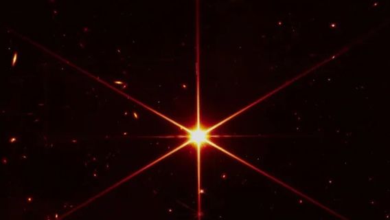 تلسكوب جيمس ويب يلتقط نجما مدببا أمطرته المجرة القديمة