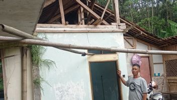 Impian Relokasi Tak Kunjung Tiba,  Warga Korban Pergerakan Tanah di Lebak Terpaksa Rubuhkan Rumah