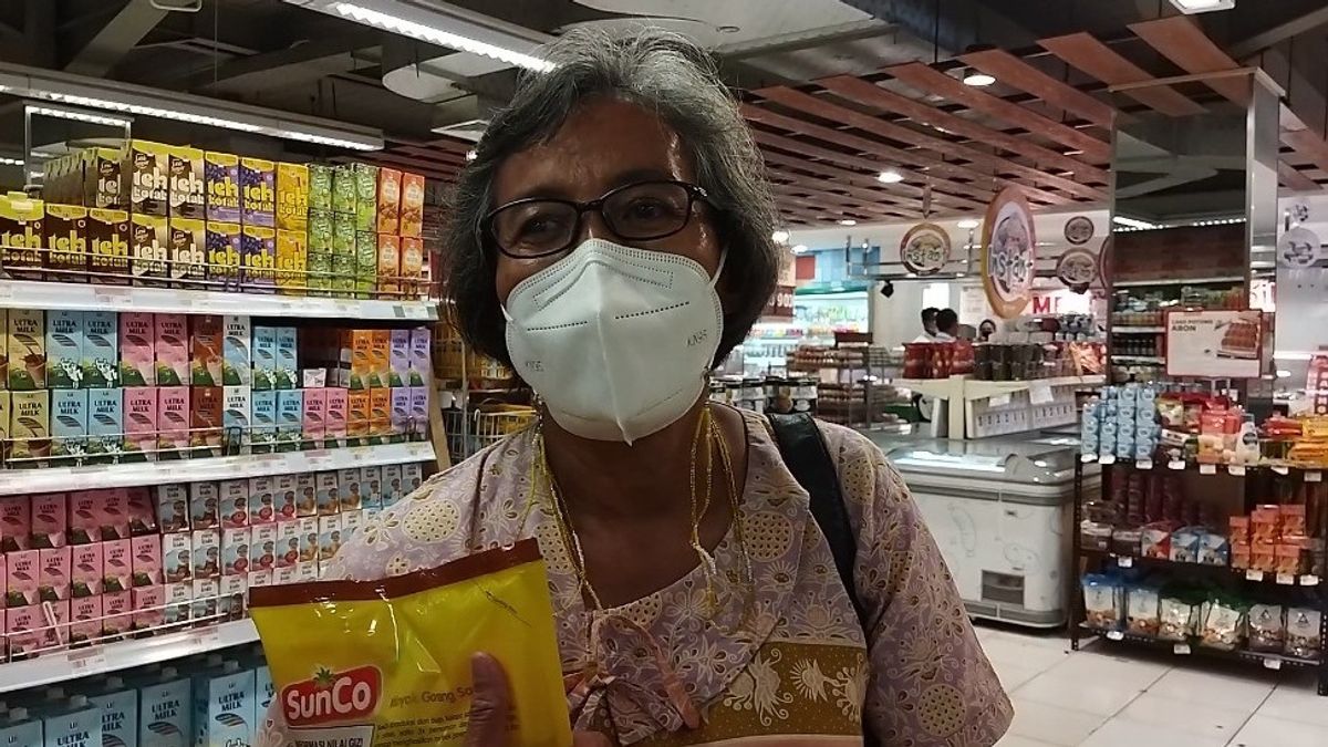 Mrs. Sri Willing To Come From Bogor To Jakarta Only For 2 Liter Packaged Cooking Oil