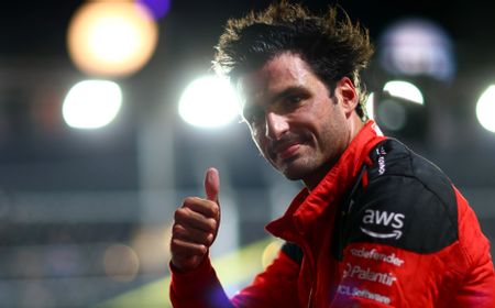 Carlos Sainz Raih Pole Position Dramatis di Grand Prix Singapura