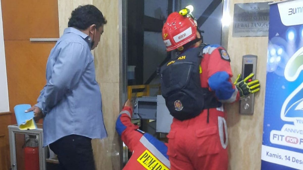 Histeris, Sejumlah Orang Terjebak di Dalam Lift Sebuah Perkantoran di Menteng